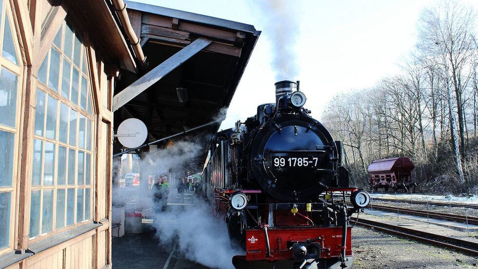 Die Fichtel­berg­bahn am Bahnhof Cranzahl. (Foto: Sindy Einhorn) Die Fichtelbergbahn am Bahnhof Cranzahl. (Foto: Sindy Einhorn)