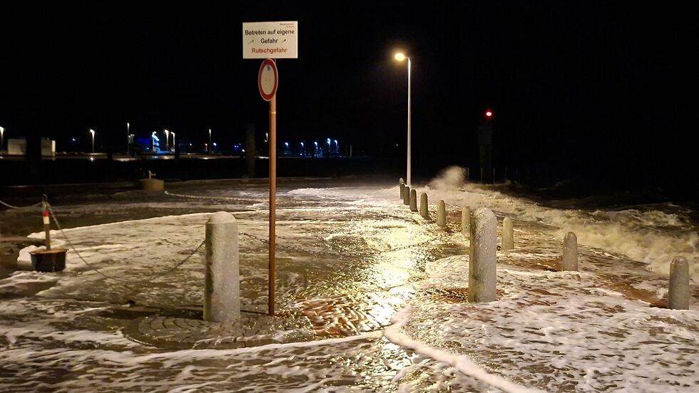 Wellen überspülten die Uferpromenade in Wilhelmshaven. 