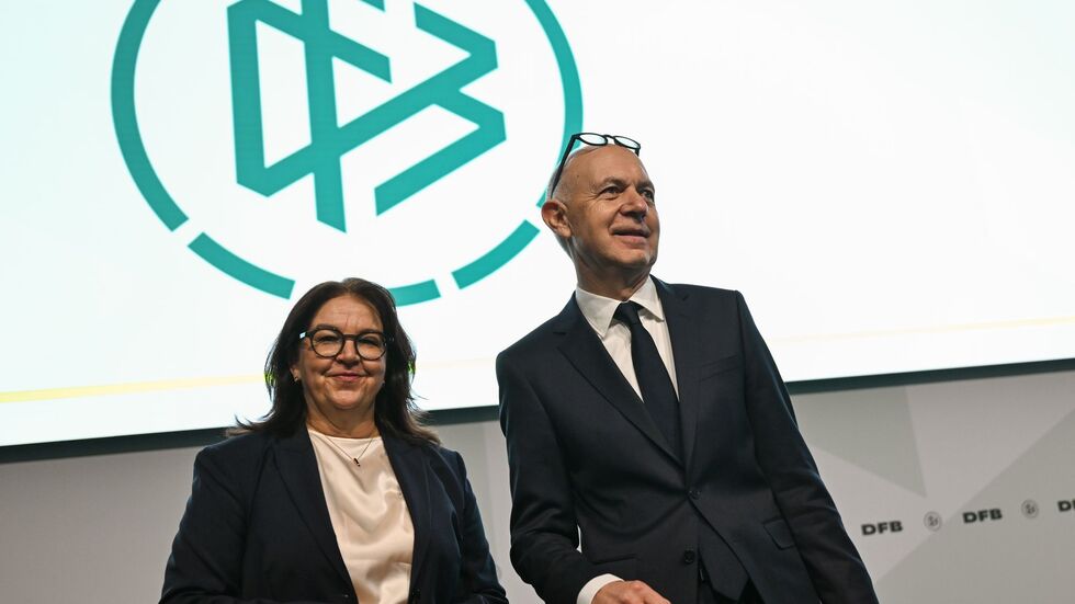 DFB-Spitzenfunktionäre Heike Ullrich und Bernd Neuendorf: großer Schritt für die Frauen-Bundesliga DFB-Spitzenfunktionäre Heike Ullrich und Bernd Neuendorf: großer Schritt für die Frauen-Bundesliga