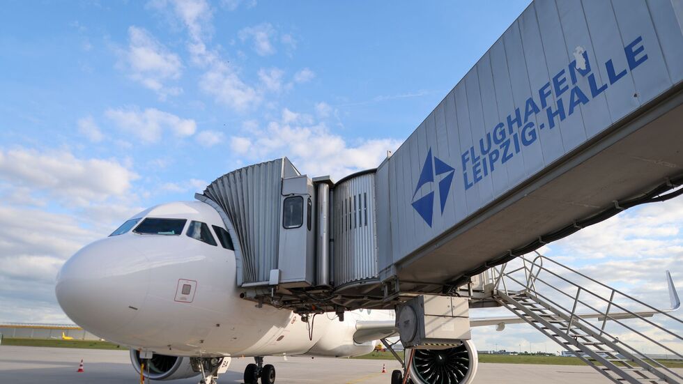 Am Flughafen Leipzig/Halle gibt es keine Auswirkungen wegen des Cyberangriffs, der europaweit für Verspätungen sorgt. (Archivbild) Am Flughafen Leipzig/Halle gibt es keine Auswirkungen wegen des Cyberangriffs, der europaweit für Verspätungen sorgt. (Archivbild)