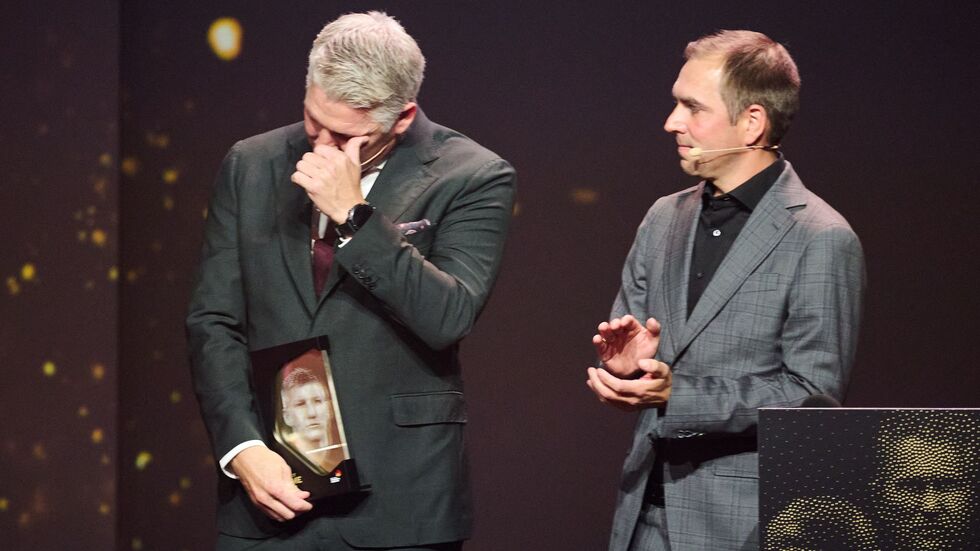 Bastian Schweinsteiger (l) zählt jetzt zu den Mitgliedern der Hall of Fame des deutschen Fußballs. Bastian Schweinsteiger (l) zählt jetzt zu den Mitgliedern der Hall of Fame des deutschen Fußballs.