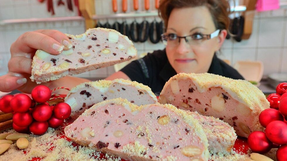 Der Wurst­stollen aus Kalbs­brät: Puder­zu­cker und „fiese Rosinen“ seien in der Metzger-Familie nie beliebt gewesen, sagte Junior-Chefin Christin Popella. Foto (c) dpa. Der Wurststollen aus Kalbsbrät: Puderzucker und „fiese Rosinen“ seien in der Metzger-Familie nie beliebt gewesen, sagte Junior-Chefin Christin Popella. Foto (c) dpa.