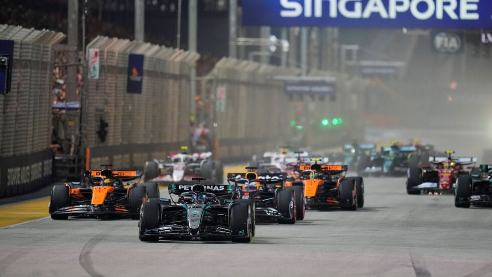 Mercedes-Pilot George Russell (M) verteidigte Platz eins am Start. Mercedes-Pilot George Russell (M) verteidigte Platz eins am Start.