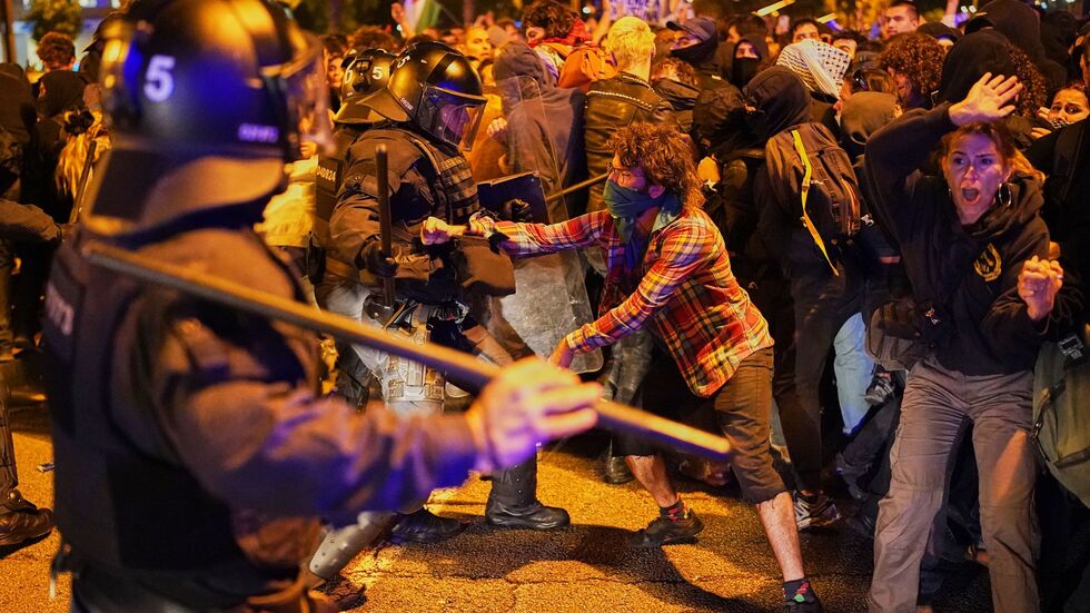 Nach Behördenangaben beteiligten sich in Barcelona rund 15.000 Menschen an einer Demonstration gegen Israel. Nach Behördenangaben beteiligten sich in Barcelona rund 15.000 Menschen an einer Demonstration gegen Israel.