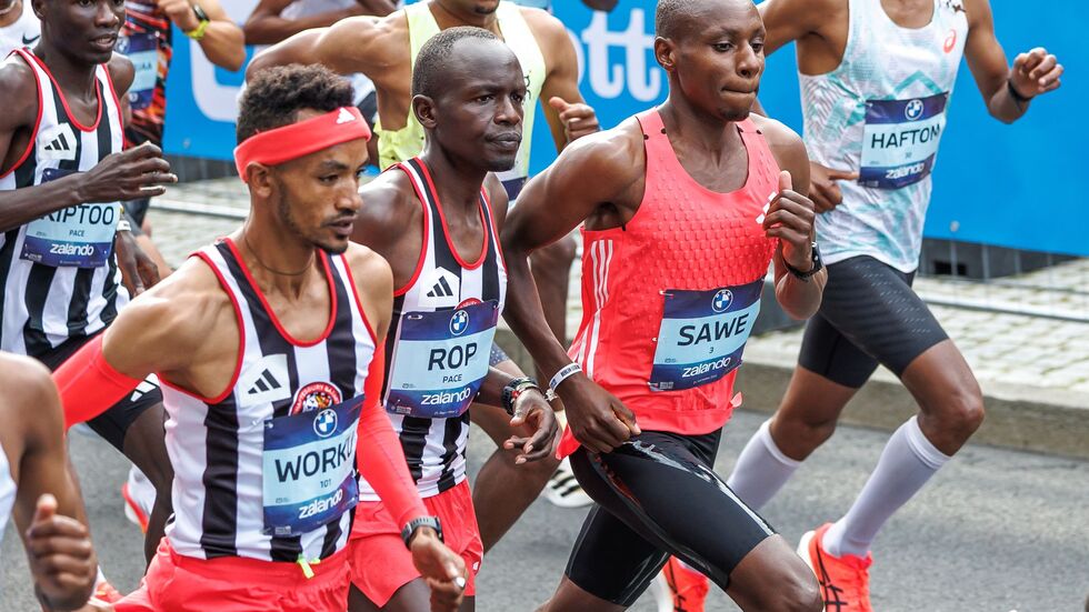 Favorit Sabastian Sawe (M) setzte sich schon früh im Berlin-Marathon ab. Favorit Sabastian Sawe (M) setzte sich schon früh im Berlin-Marathon ab.