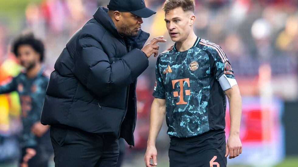 Für Trainer Vincent Kompany (l) ist Joshua Kimmich während der Spiele ein zentraler Ansprechpartner. Für Trainer Vincent Kompany (l) ist Joshua Kimmich während der Spiele ein zentraler Ansprechpartner.