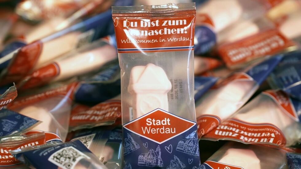 Ein Schaumzucker-Souvenir aus Werdau sorgt für Lacher: Nicht jeder sieht in dem rosafarbenen Stück die historische Uhr der Stadt. Ein Schaumzucker-Souvenir aus Werdau sorgt für Lacher: Nicht jeder sieht in dem rosafarbenen Stück die historische Uhr der Stadt.