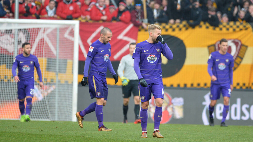 Hängende Köpfe bei den Veilchen nach der 0:4-Derbypleite in Dresden (Foto: imago/Eibner)