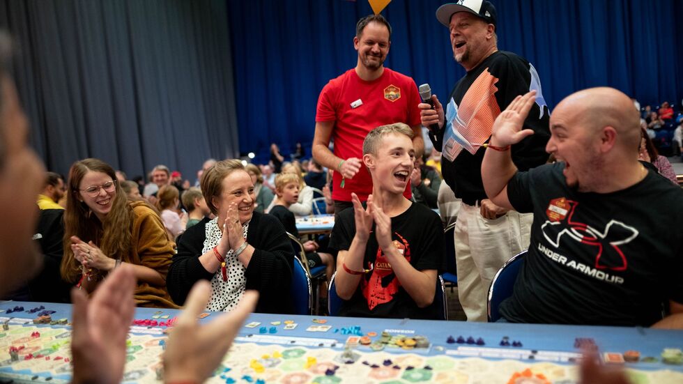 Und einen Gewinner gab es auch. «Ben», hier in der Mitte, konnte das größte Catan-Spiel aller Zeiten gewonnen und wird von Rapper Smudo für sich entscheiden. Und einen Gewinner gab es auch. «Ben», hier in der Mitte, konnte das größte Catan-Spiel aller Zeiten gewonnen und wird von Rapper Smudo für sich entscheiden.