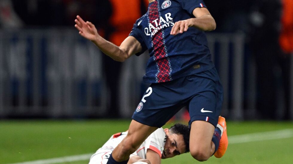 Der Moment, der das Spiel veränderte: Luis Díaz (unten) foult Achraf Hakimi und sieht danach die Rote Karte. Der Moment, der das Spiel veränderte: Luis Díaz (unten) foult Achraf Hakimi und sieht danach die Rote Karte.