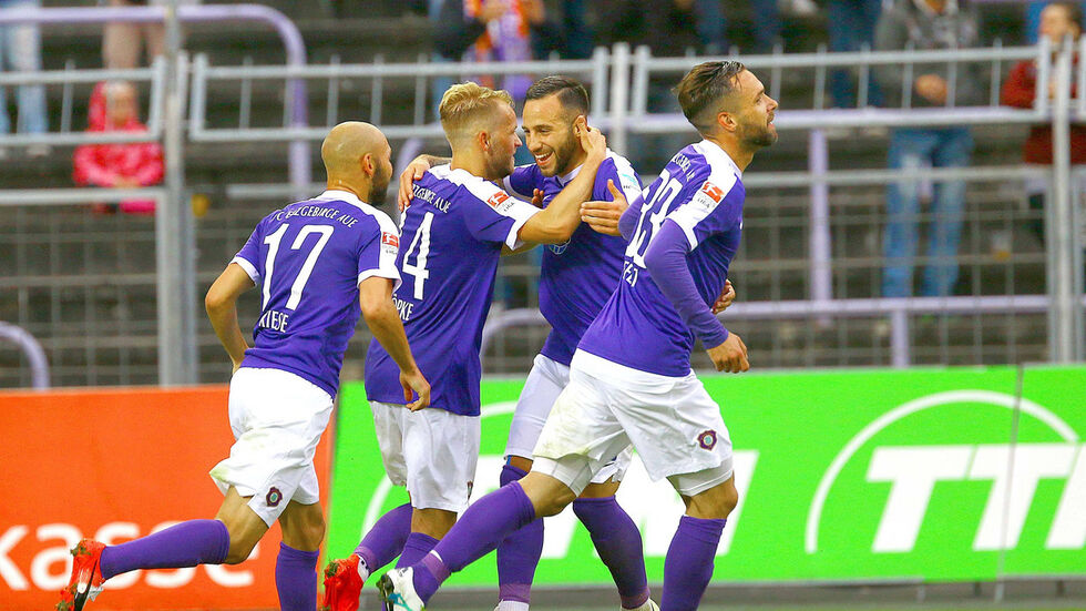 Die Veilchen jubeln über das 2:0 durch Pascal Köpke. (Foto: imago/Kruczynski)