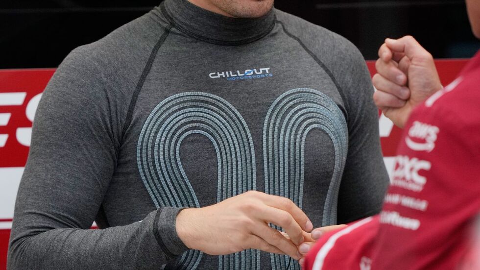Wegen der neuen Hitze-Regel der Formel 1 können die Piloten wie Charles Leclerc in Singapur Kühlwesten tragen. Wegen der neuen Hitze-Regel der Formel 1 können die Piloten wie Charles Leclerc in Singapur Kühlwesten tragen.
