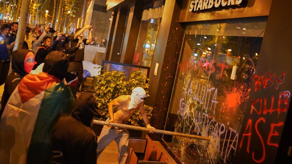 Demonstranten in Barcelona griffen Geschäfte und Restaurants an, denen sie eine Unterstützung Israels vorwerfen. Demonstranten in Barcelona griffen Geschäfte und Restaurants an, denen sie eine Unterstützung Israels vorwerfen.