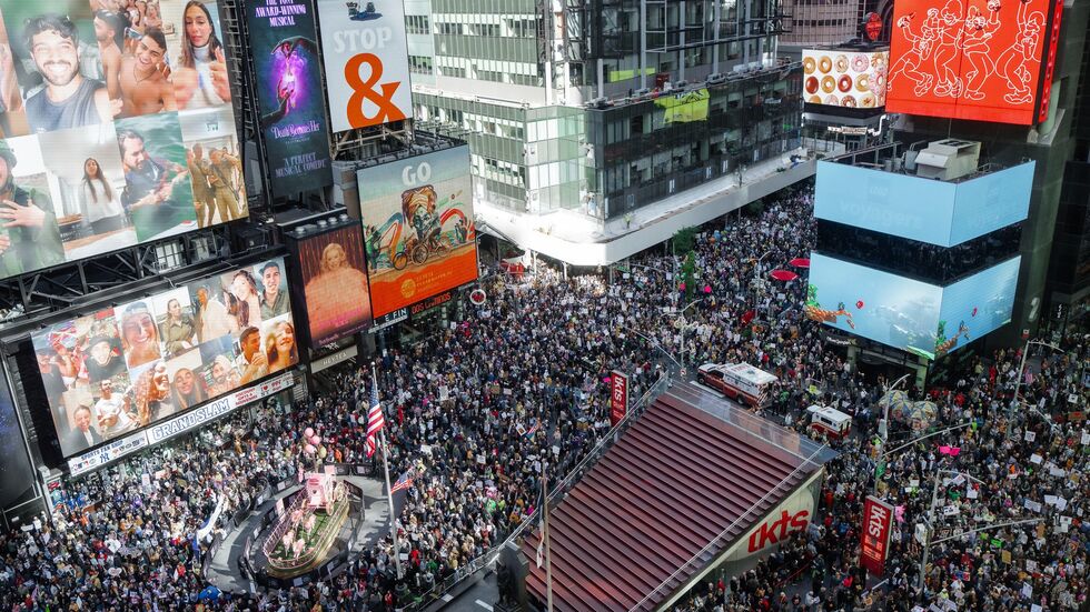 Tausende Demonstranten füllten den Times Square in New York. Tausende Demonstranten füllten den Times Square in New York.