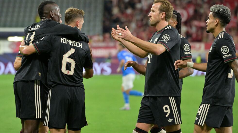 Auch Harry Kane (M) gratuliert Nicolas Jackson (l) zu seinem Premierentreffer.  Auch Harry Kane (M) gratuliert Nicolas Jackson (l) zu seinem Premierentreffer.