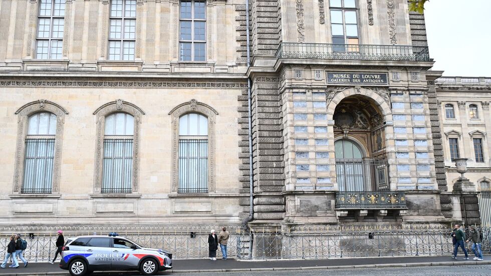 Die Polizei ist weiter am Louvre im Einsatz. Die Polizei ist weiter am Louvre im Einsatz.