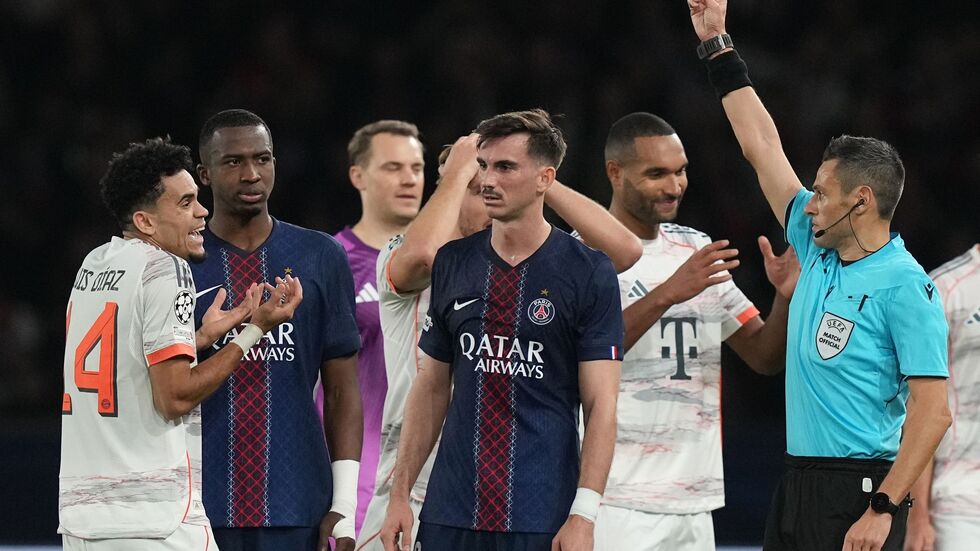 Luis Díaz kann es nicht fassen: Er sieht Rot. Luis Díaz kann es nicht fassen: Er sieht Rot.