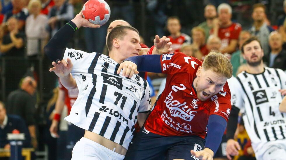 Elias Ellefsen á Skipagøtu (THW Kiel) im Zweikampf mit Simon Pytlick (SG Flensburg-Handewitt). Elias Ellefsen á Skipagøtu (THW Kiel) im Zweikampf mit Simon Pytlick (SG Flensburg-Handewitt).