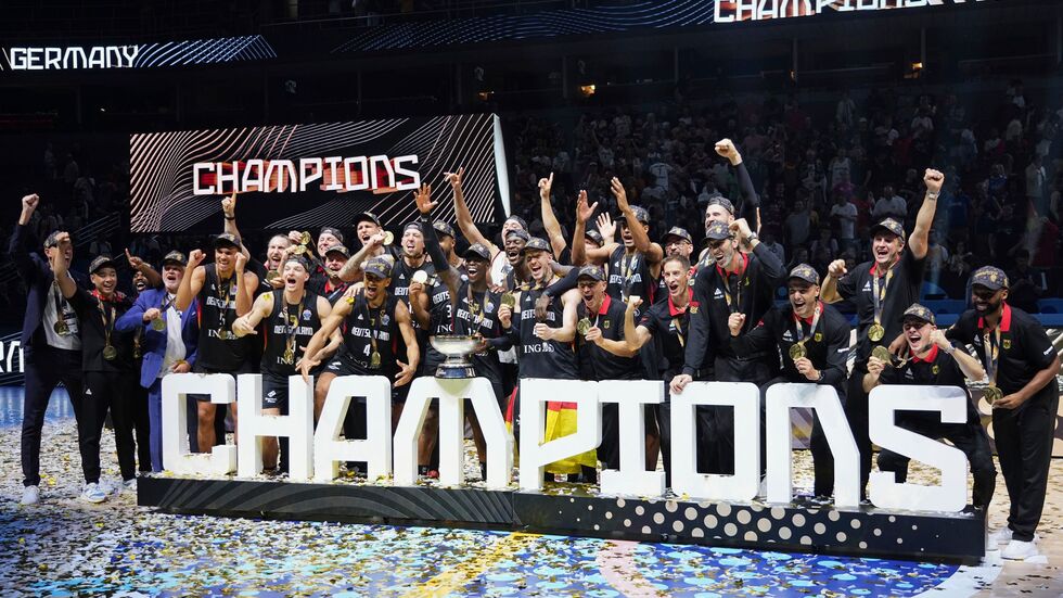 Die deutschen Basketballer feiern den EM-Titel. Die deutschen Basketballer feiern den EM-Titel.