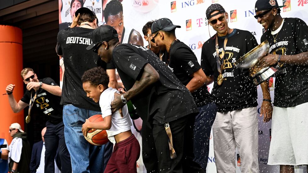 Von Riga nach Frankfurt. Basketballer lassen sich feiern Von Riga nach Frankfurt. Basketballer lassen sich feiern
