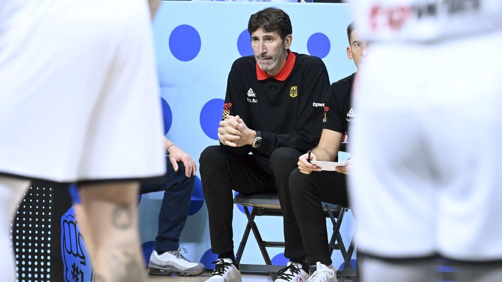 Bundestrainer Mumbru kehrte angeschlagen zum Nationalteam zurück. Bundestrainer Mumbru kehrte angeschlagen zum Nationalteam zurück.