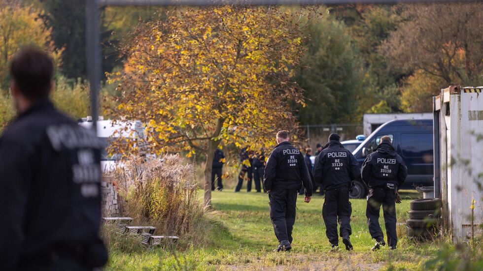 Polizisten stehen bei dem Großeinsatz auf einem Grundstück. (Archivbild)  Polizisten stehen bei dem Großeinsatz auf einem Grundstück. (Archivbild)