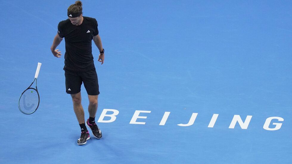 Alexander Zverev ließ seinen Frust am Schläger aus. Alexander Zverev ließ seinen Frust am Schläger aus.