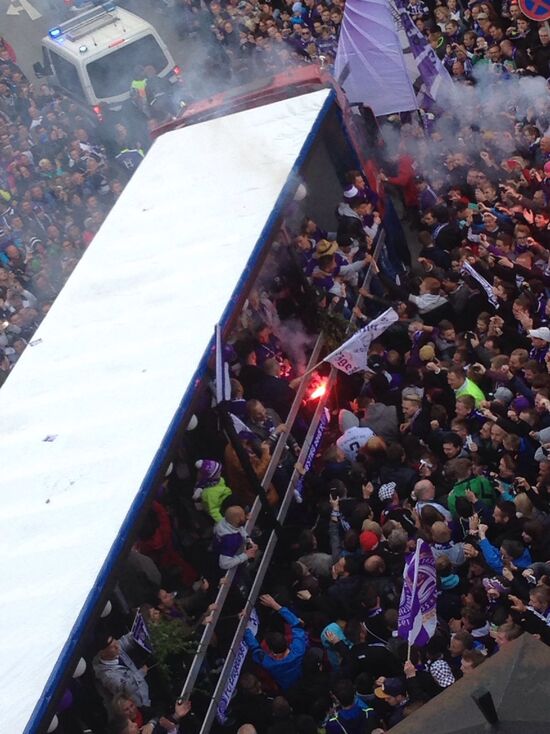 Am Abend setzte sich der Veilchen­tross vom Stadion aus in Richtung Rathaus und Stadt­garten in Bewegung