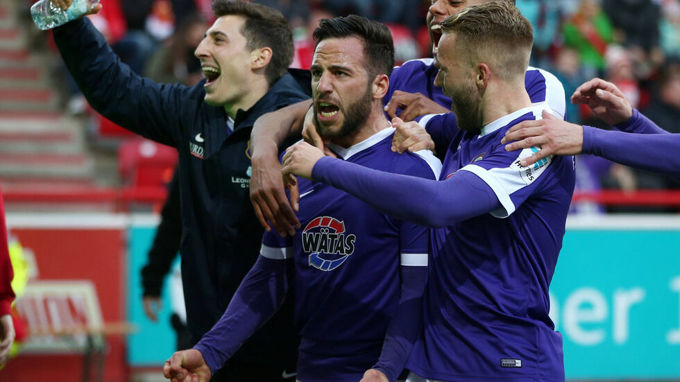 Die Veilchen feiern den Siegtreffer von Rizzuto. (Foto: imago/Contrast)