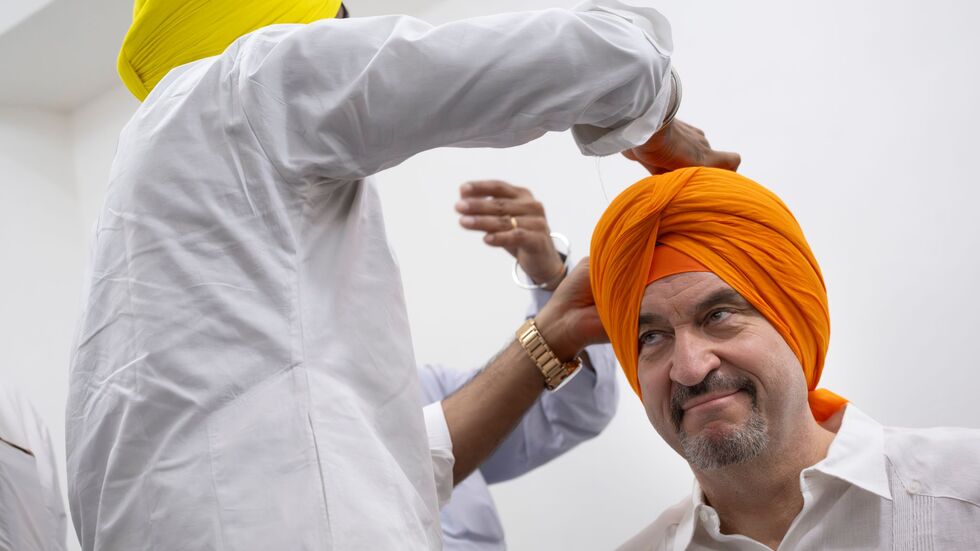 Beim Auslandsbesuch in Indien lässt sich Söder einen Turban anlegen - ein perfektes Fotomotiv für die sozialen Netzwerke. (Archivbild) Beim Auslandsbesuch in Indien lässt sich Söder einen Turban anlegen - ein perfektes Fotomotiv für die sozialen Netzwerke. (Archivbild)
