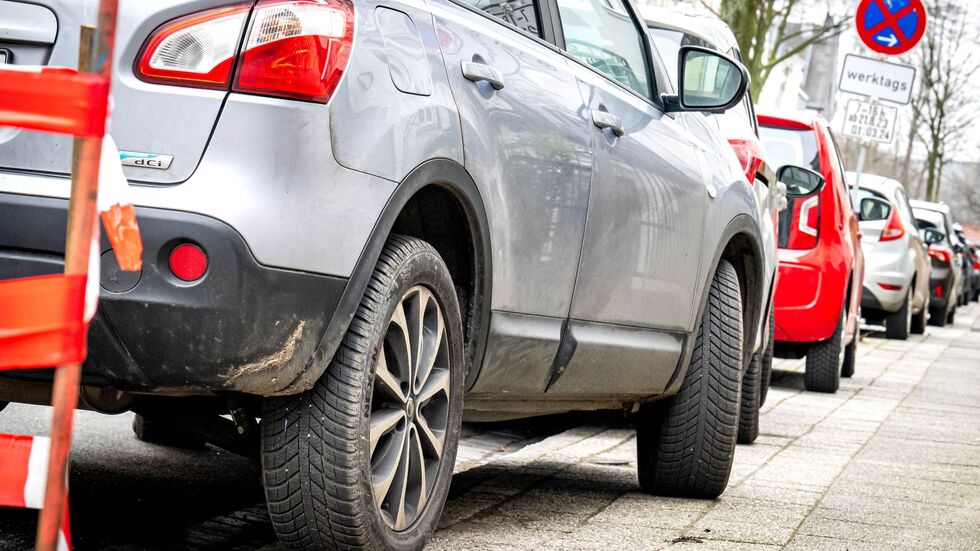 Ein Auto in der Bremer Innenstadt wurde aufgesetzt auf dem Gehweg abgestellt. Eine Aktion soll auf die Probleme dadurch aufmerksam machen. (Symbolbild)  Ein Auto in der Bremer Innenstadt wurde aufgesetzt auf dem Gehweg abgestellt. Eine Aktion soll auf die Probleme dadurch aufmerksam machen. (Symbolbild)