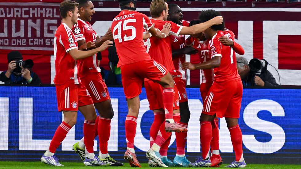 Eine Münchner Jubeltraube um Harry Kane (M), ein gewohntes Bild zum Saisonstart.  Eine Münchner Jubeltraube um Harry Kane (M), ein gewohntes Bild zum Saisonstart.