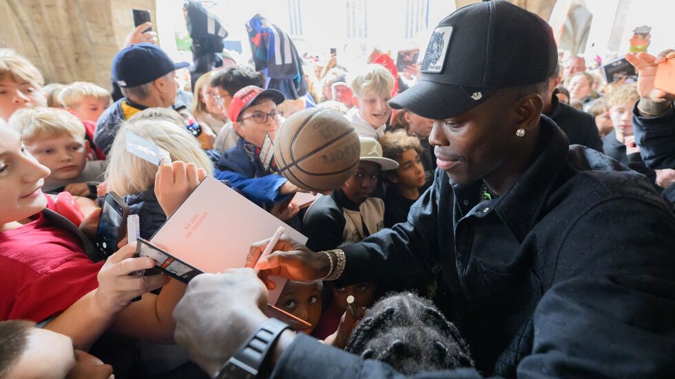 Tausende Basketball-Fans feierten Dennis Schröder in Braunschweig. Tausende Basketball-Fans feierten Dennis Schröder in Braunschweig.