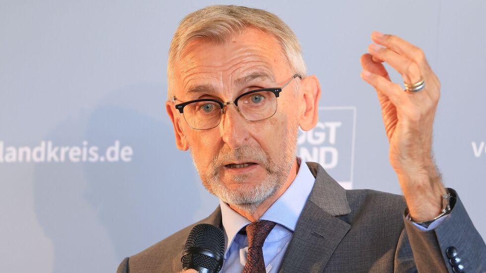 Sachsens Innenminister, Armin Schuster (CSU), sagt, die Umstellung auf Asylbewerberleistungen für neu angekommene ukrainische Flüchtlinge müsse jetzt schnell kommen. (Archivfoto) Sachsens Innenminister, Armin Schuster (CSU), sagt, die Umstellung auf Asylbewerberleistungen für neu angekommene ukrainische Flüchtlinge müsse jetzt schnell kommen. (Archivfoto)