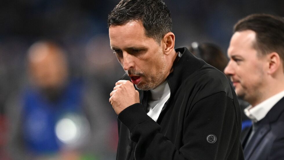 Eintracht-Coach Dino Toppmöller begleitete sein Team an der Seitenlinie, wirkte aber immer noch angeschlagen. Eintracht-Coach Dino Toppmöller begleitete sein Team an der Seitenlinie, wirkte aber immer noch angeschlagen.