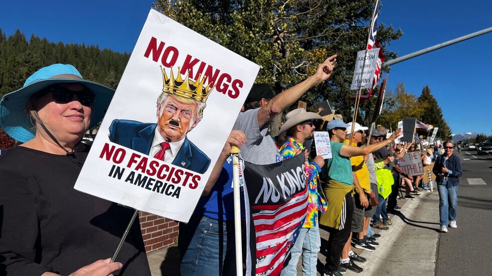 Kritiker werfen US-Präsident Donald Trump vor, zu viel Macht an sich zu reißen. Kritiker werfen US-Präsident Donald Trump vor, zu viel Macht an sich zu reißen.