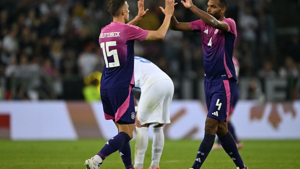 Zwei, die sich verstehen auf dem Platz: Nico Schlotterbeck (l) und Jonathan Tah. Zwei, die sich verstehen auf dem Platz: Nico Schlotterbeck (l) und Jonathan Tah.