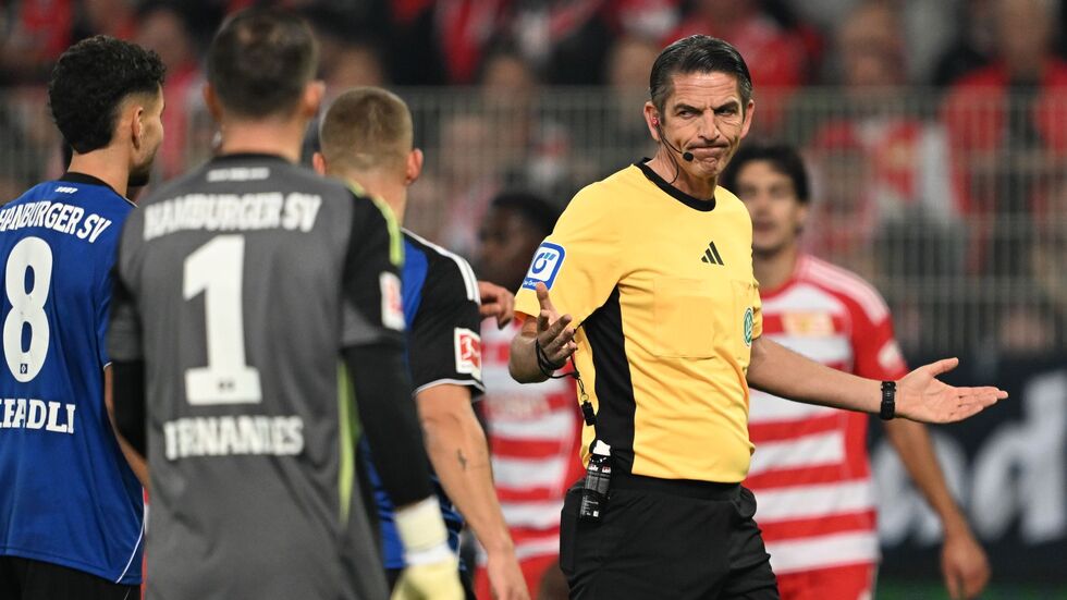 Referee Aytekin liegt mit seinem Elfmeterpfiff richtig.  Referee Aytekin liegt mit seinem Elfmeterpfiff richtig.