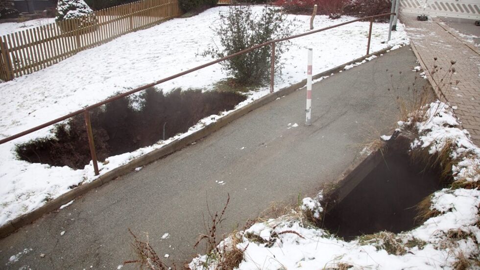 Am 28. Dezember hatte sich in Bad Schlema auf einer Fläche von drei mal fünf Metern die Erde aufgetan. (c) Medien­ser­vice Erzge­birge, Archiv Am 28. Dezember hatte sich in Bad Schlema auf einer Fläche von drei mal fünf Metern die Erde aufgetan. (c) Medienservice Erzgebirge, Archiv