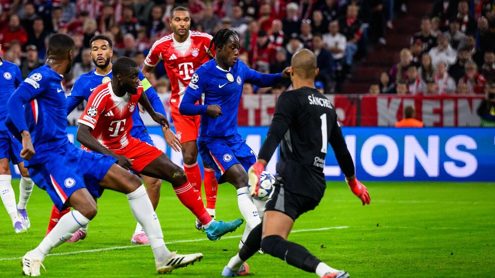 Ein Eigentor von Trevoh Chalobah (2.v.r.) bringt die Bayern in Führung. Ein Eigentor von Trevoh Chalobah (2.v.r.) bringt die Bayern in Führung.