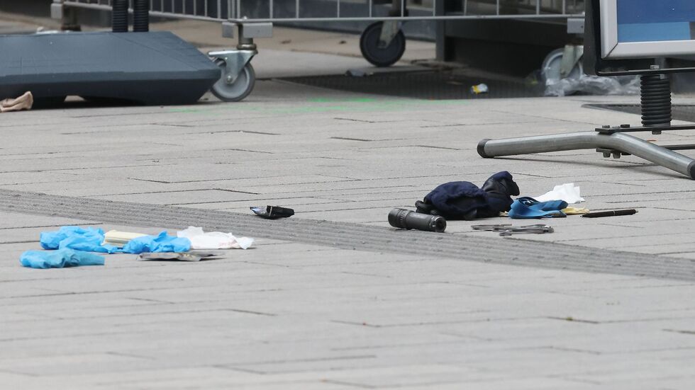 Die Polizei hat auf einer belebten Einkaufsstraße in Düsseldorf einen bewaffneten Mann niedergeschossen und schwer verletzt.  Die Polizei hat auf einer belebten Einkaufsstraße in Düsseldorf einen bewaffneten Mann niedergeschossen und schwer verletzt.