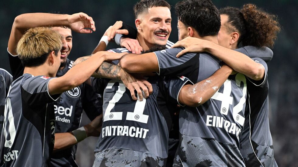 Die Frankfurter Spieler feiern den Sieg in Mönchengladbach. Die Frankfurter Spieler feiern den Sieg in Mönchengladbach.