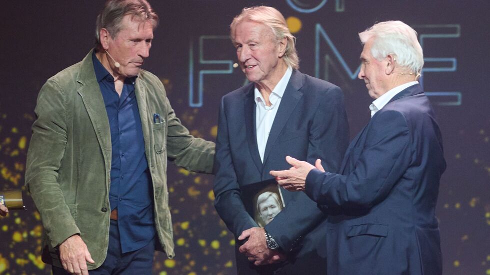 Horst Hrubesch (M) hatte bei seiner Ehrung gute Laune. Horst Hrubesch (M) hatte bei seiner Ehrung gute Laune.