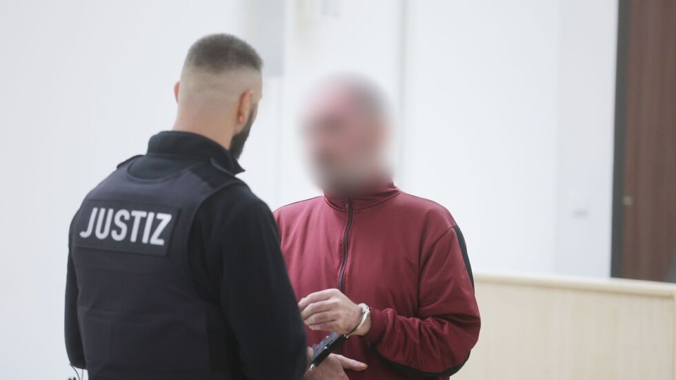 Der Angeklagte ließ über seinen Verteidiger erklären, dass er die Tat zutiefst bereue. Der Angeklagte ließ über seinen Verteidiger erklären, dass er die Tat zutiefst bereue.