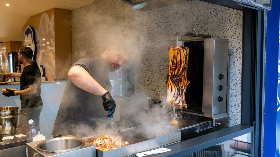 Wie ein herkömmlicher Döner wird der Calamari-Kebab am Spieß mariniert. Wie ein herkömmlicher Döner wird der Calamari-Kebab am Spieß mariniert.