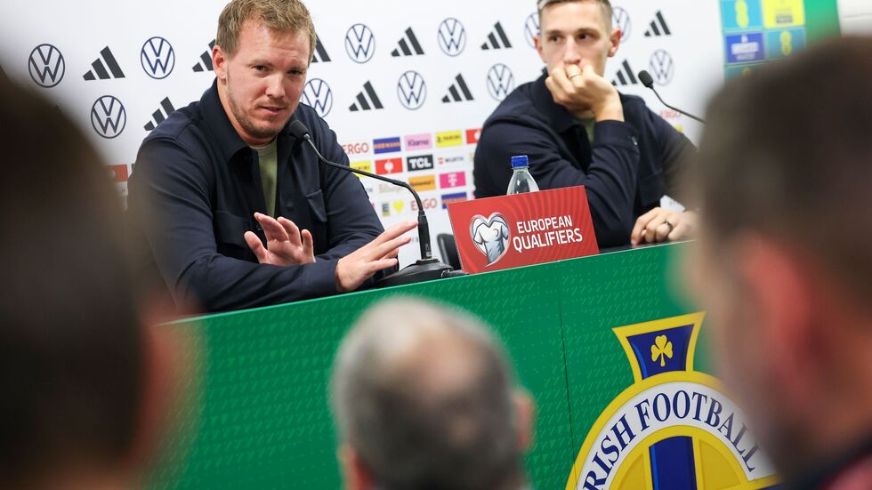 Bundestrainer Julian Nagelsmann (l) und Verteidiger Nico Schlotterbeck bei der Pressekonferenz vor dem Nordirland-Spiel. Bundestrainer Julian Nagelsmann (l) und Verteidiger Nico Schlotterbeck bei der Pressekonferenz vor dem Nordirland-Spiel.
