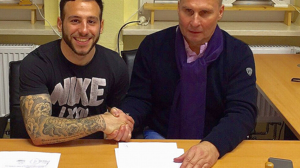 Caolgero Rizzuto und FCE-Präsi­dent Helge Leonhardt bei der Vertrags­un­ter­schrift. (Foto: FC Erzge­birge Aue)