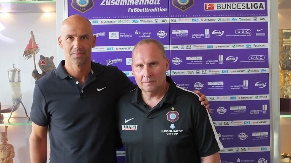 Thomas Letsch - rechts Präsi­dent Helge Leonhardt - ist neuer Cheftrainer. (c) FCE Aue