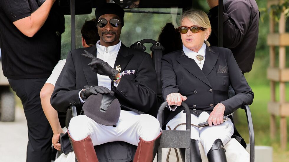 Snoop Dogg und die US-amerikanische Fernsehmoderatorin Martha Stewart erhielten einen Emmy.  Snoop Dogg und die US-amerikanische Fernsehmoderatorin Martha Stewart erhielten einen Emmy.