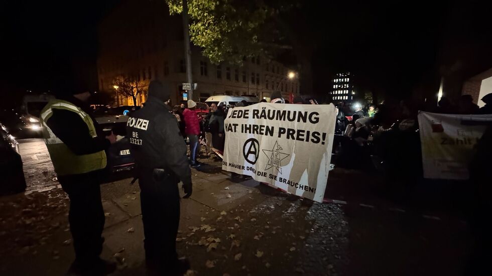 Die Polizei ist im Einsatz bei einem Protest in Berlin-Mitte gegen die Räumung von teilweise besetzten Häusern. Die Polizei ist im Einsatz bei einem Protest in Berlin-Mitte gegen die Räumung von teilweise besetzten Häusern.